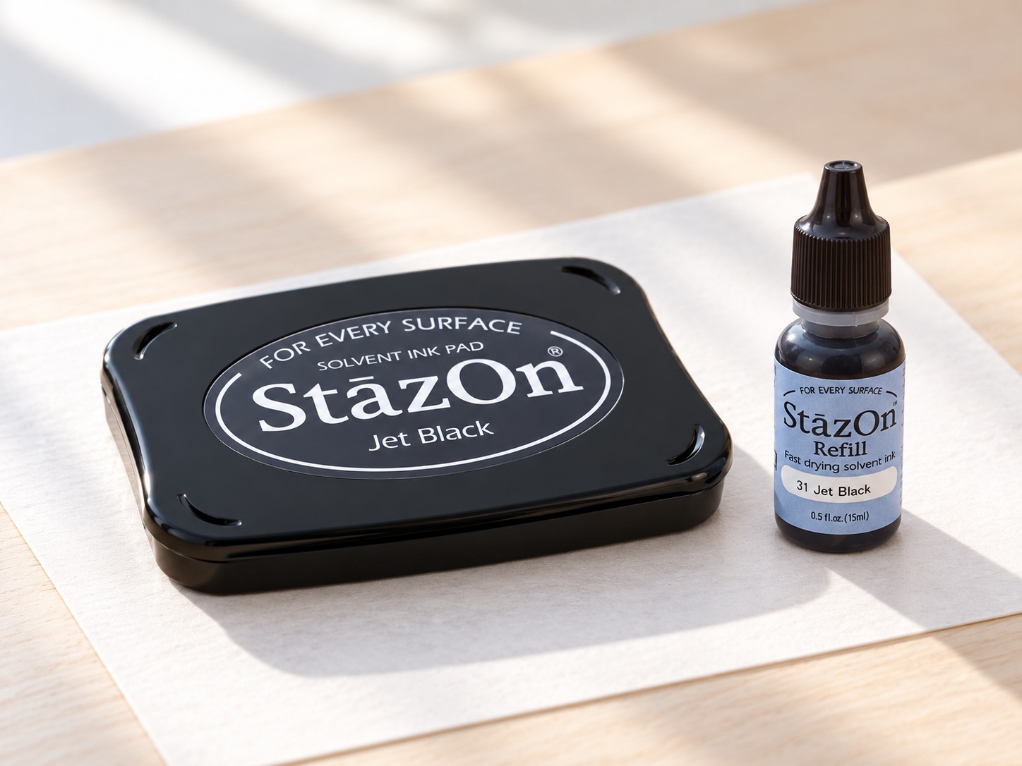 StazOn-Stempelkissen schwarz mit Nachfüllfläschchen auf Schreibtisch